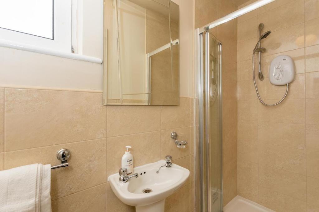Town Square Townhouse - Best Location In غالواي المظهر الخارجي الصورة